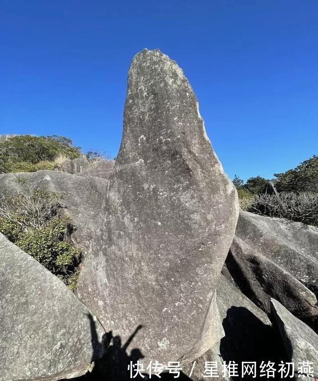 仙游石剑山，山顶一巨石形似利剑，有点霸气