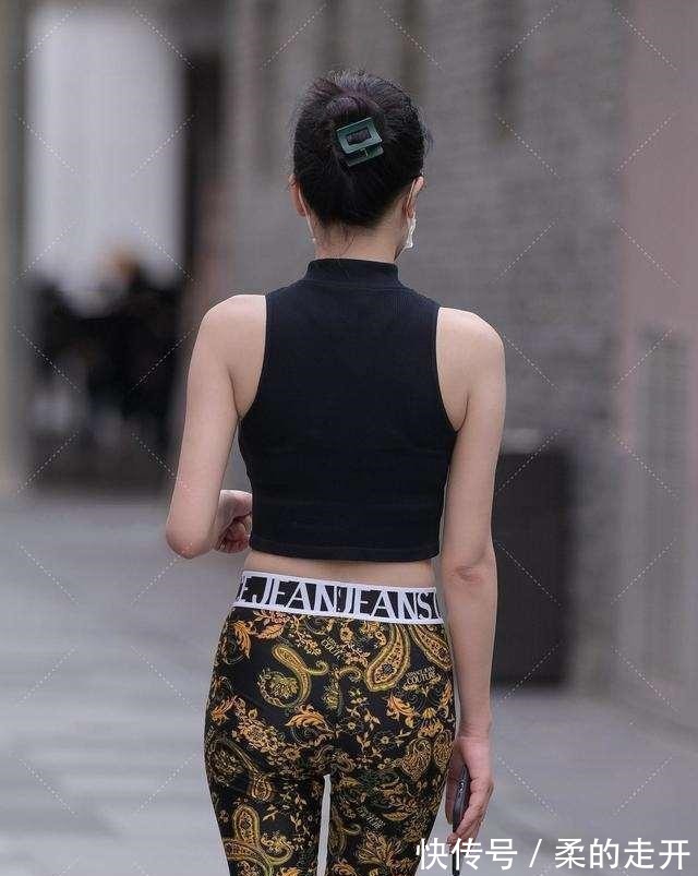 打底裤 精致的印花打底裤穿搭，休闲还减龄，魅力无穷！