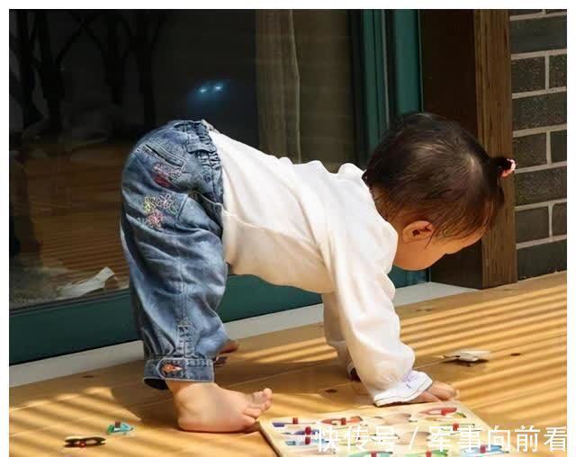 贴画|退休教师婆婆帮带娃,每天让孩子玩,上学后孩子表现出超强专注力