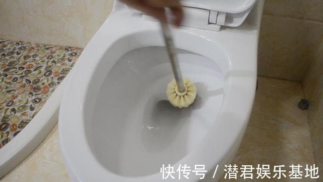 妙招|马桶里撒一把,不管多脏多厚的污渍,一冲就干净,省钱又实用