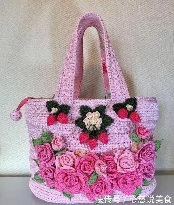 包包$55款超美的钩花包包,只要会钩不同的花,拼缝在一起,就能做出