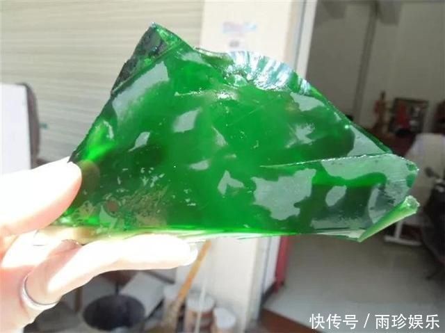 花1800元网购一块上亿的玻璃种帝王绿，刀开切后，我笑的合不住嘴