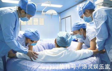 宝宝|将刚出生的宝宝放入水中,他还以为在羊水里,接下来的举动太萌了