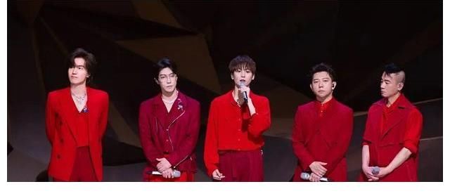 《披荆斩棘》五公淘汰赛:张智霖哭了,李响采访镜头一剪没?