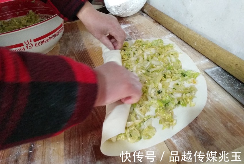 新招|河南农村50岁阿姨出新招,白菜别再炒着吃了,这样做小孩抢着吃