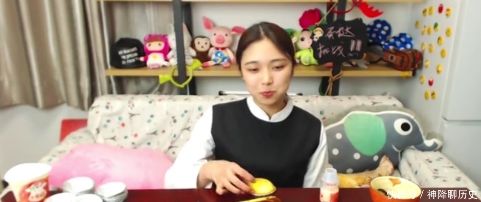 么多的蛋挞|大胃王吃120个“蛋挞”,粉丝担心她吃吐,站起身后却穿帮了!