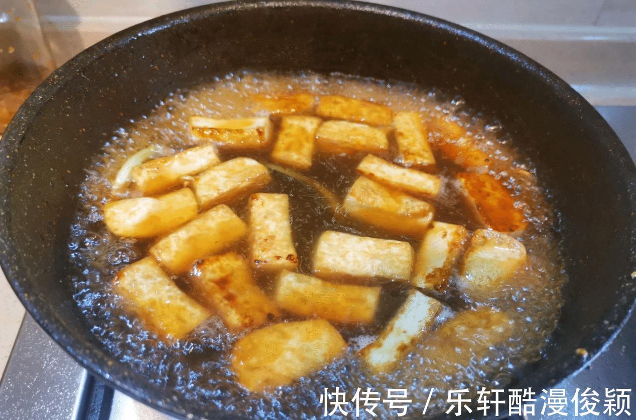 一道素菜比肉还好吃,剁椒虎皮豆腐配米饭,吃到汤都不剩