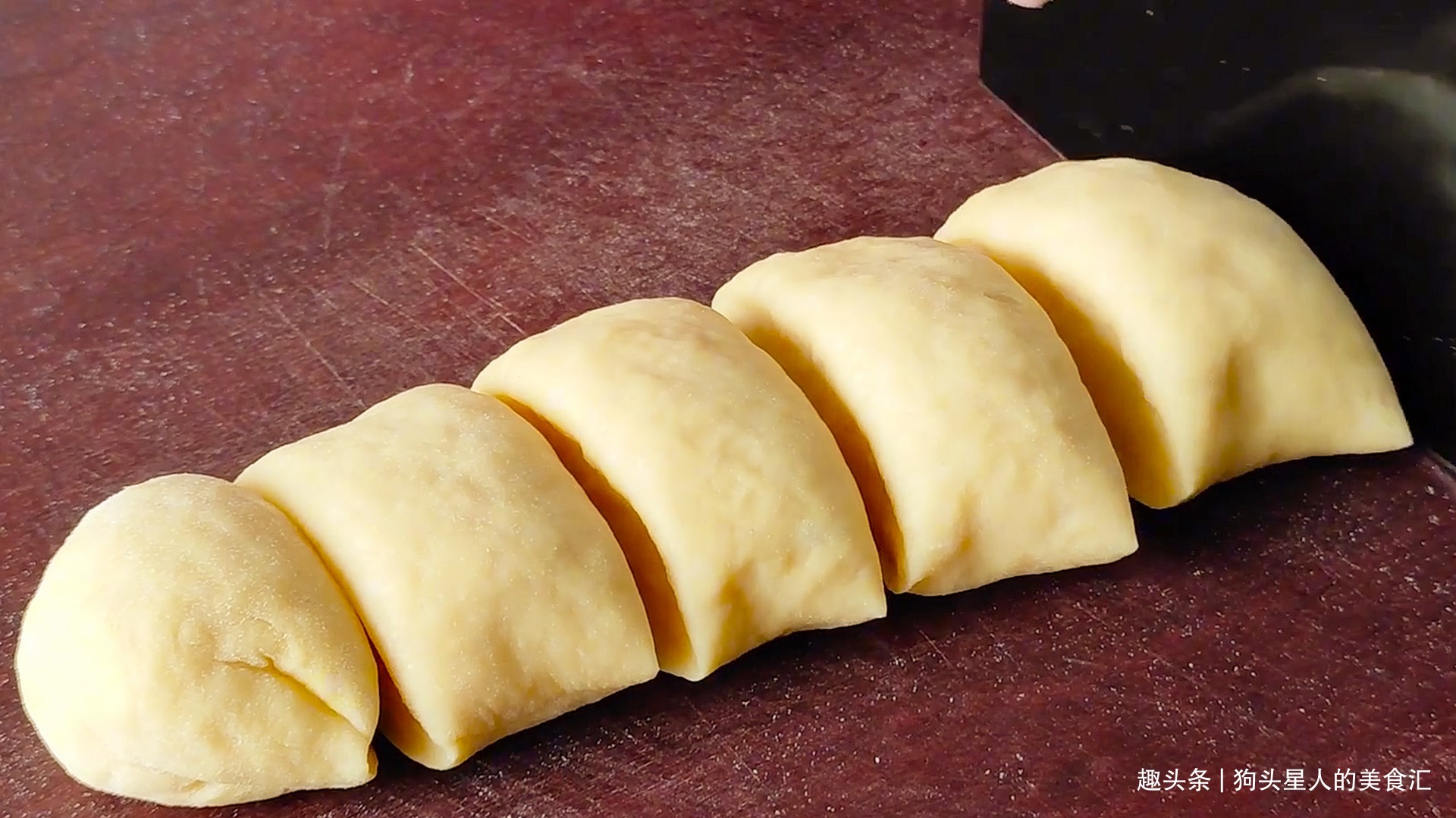 面粉不要做包子馒头了,教你新做法,不蒸也不烤,上桌就扫光