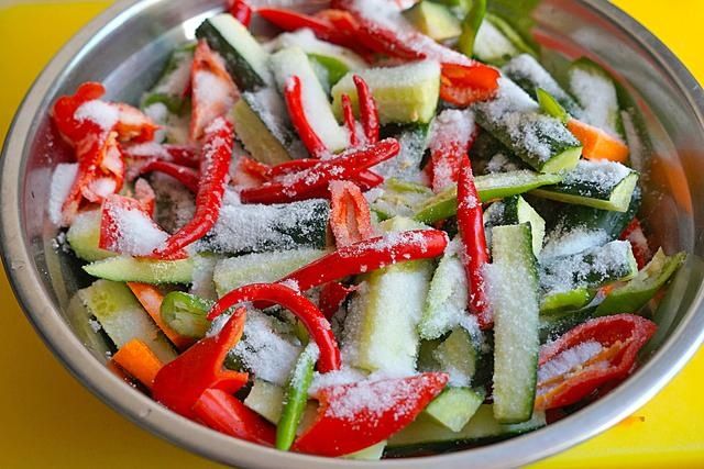 下饭|秋季,腌菜的季节到了,这样腌制黄瓜,酸辣爽脆又下饭,还不发霉