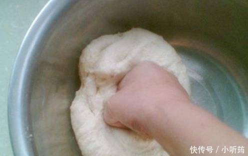 我蒸了12年馒头,第一次学会这样发面,冬天10分钟发好,想学吗