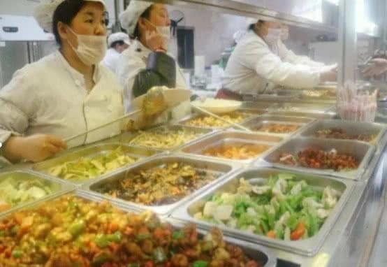 原因|食堂阿姨为什么打菜时总是手抖说出原因后,学生们恍然大悟