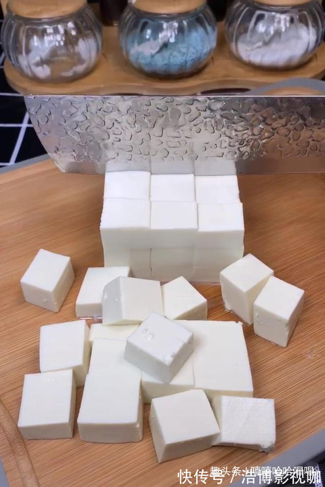 豆腐家常做法之萝卜青椒烩豆腐,色泽艳丽,营养开胃!