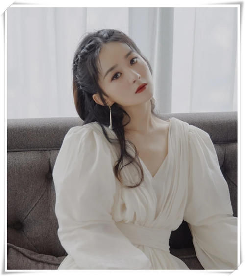 别老披头散发了，春季最流行的4种编发，展现知性美