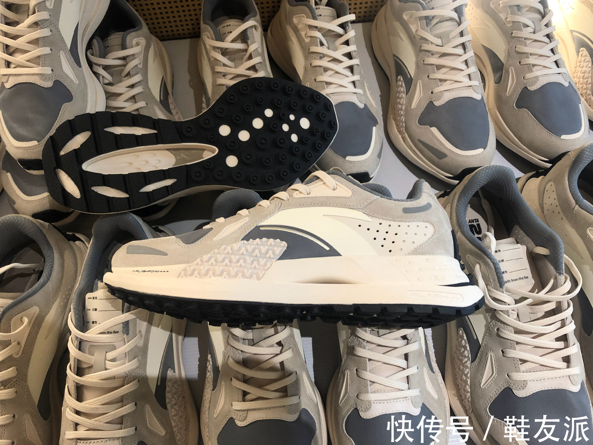 领奖服|安踏配国旗！奥运领奖鞋帅翻，走秀款单品曝光，国产品牌厉害了