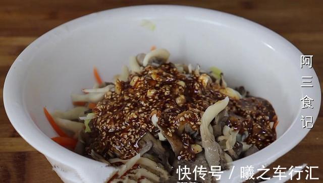 做法|白菜里加一把蘑菇，教你新做法，不炖不炒，太香了，出锅就扫光