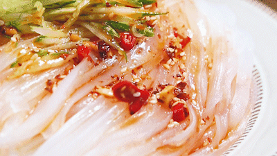 胶质体|夏日美味小吃豌豆凉粉---可以吸溜着吃