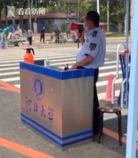 |帅帅的脸庞也要遮住哦！保安幽默喊话学生戴口罩