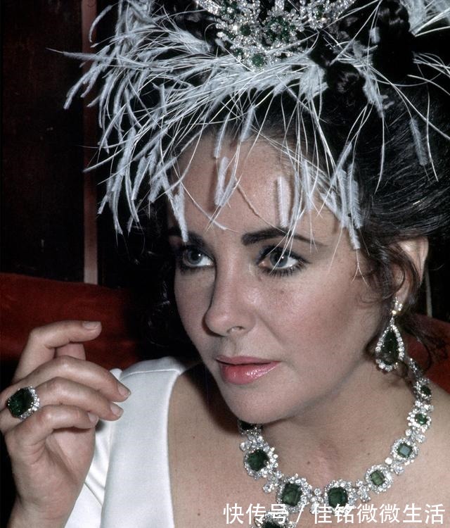 祖母绿 自带服装拍戏不算什么,泰勒拍电影自备珠宝,给剧组省了好多经费!