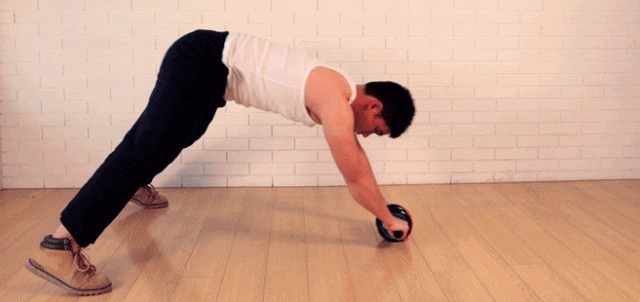 腹部|腹肌撕裂者训练,健腹轮的5种方式,虐出马甲线,练成巧克力腹肌