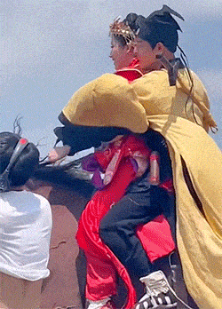 |搞笑GIF:小哥厉害了啊,你这是在给别人理发呢,还是在做饭呢