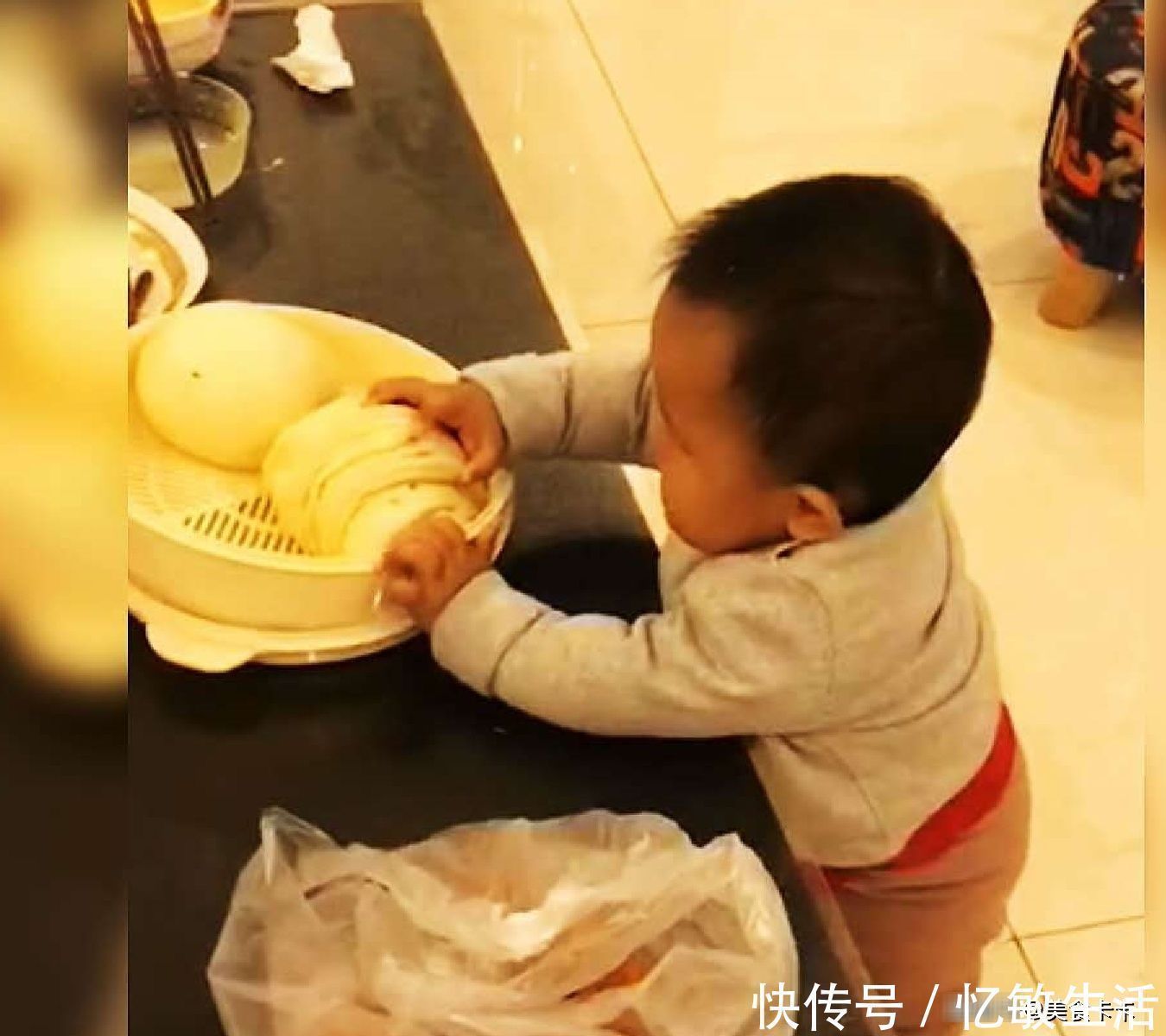 花卷|宝宝看附近没人,下一秒萌翻众人,网友:看把孩子给饿的!