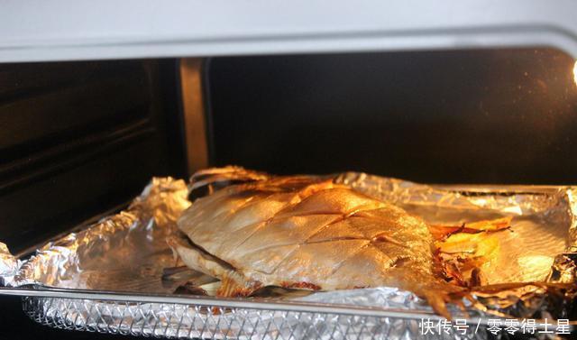 入味|下饭重口菜烤金鲳鱼,外皮微焦有弹性,鱼肉细腻入味,下酒下饭