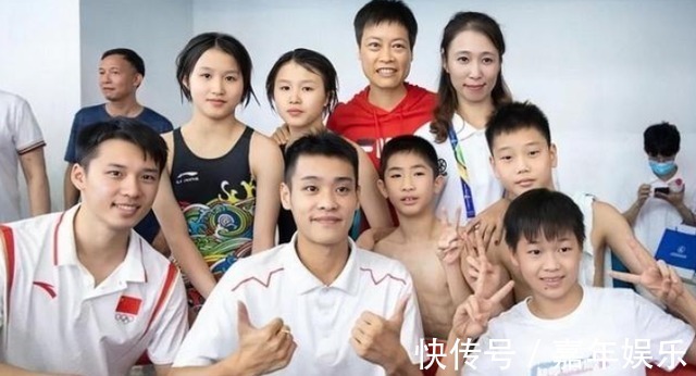 小姑娘|全红婵有领导范儿!握手整理奖牌从容淡定,被选手架上颁奖台合影