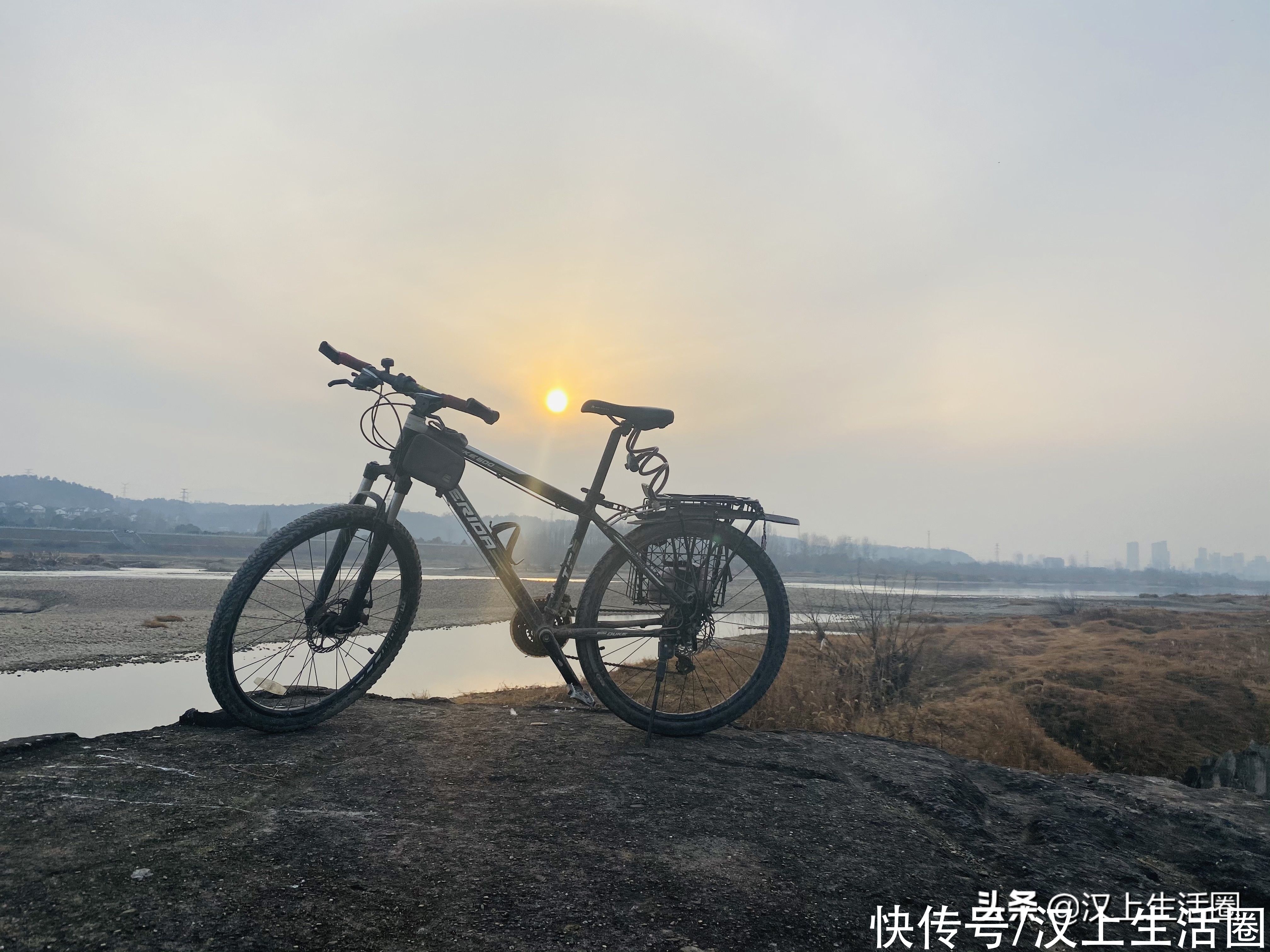 墨秋日曰：独卧溪边任水流，静坐青石意悠悠，风爱荒野