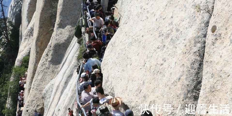 游客|华山长空栈道：以奇险而闻名，吸引无数游客为之青睐