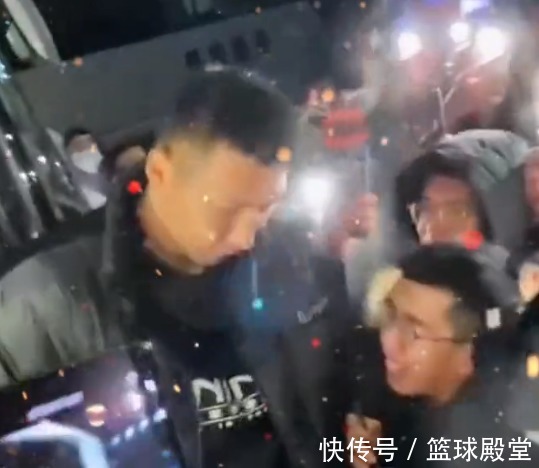 训练课|广东第一堂训练课结束,众球迷堵大巴!小胡挤怕了,周鹏无奈笑笑
