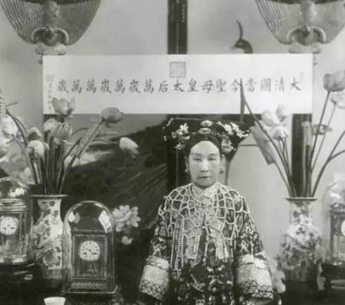 晚清|晚清太后慈禧照片和画像,晚年的慈禧美丽端庄,姿态优雅有气质!
