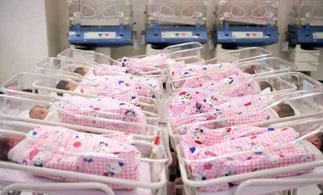 首例|23年过去,每天消耗42瓶奶粉52片尿布的世界首例七胞胎,咋样了?