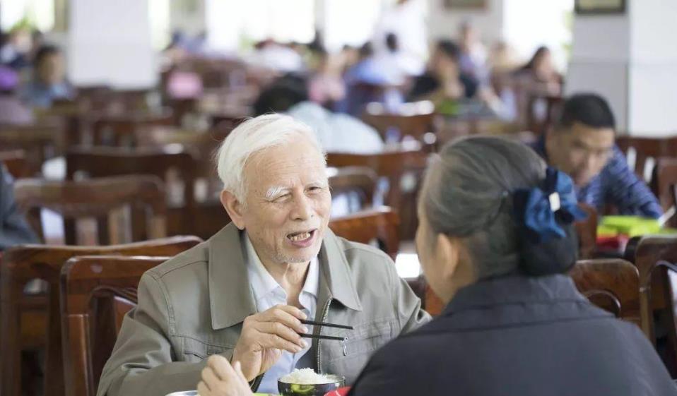 老年人|家有老人,建议多让老人吃这5种食物,营养滋补,常吃常精神