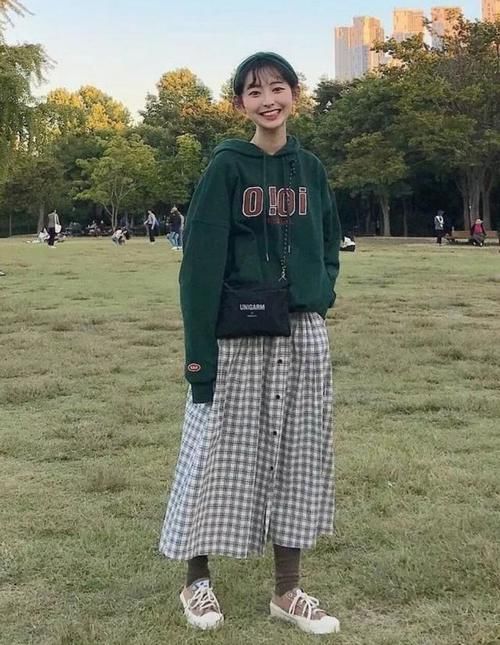 “卫衣＋碎花裙”＝今年春天最火混搭，时髦减龄显气质！