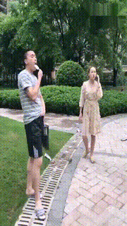 |搞笑GIF:妹子和黑人在一起后学会玩了!