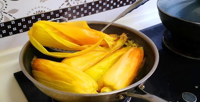 煮玉米,只加清水煮就错了,多加2勺“它”,玉米香嫩清甜更好吃