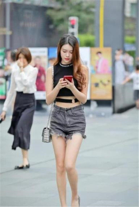 街拍貌美如花的小美女,身穿条纹短款上衣配紧身裤,尽显苗条好身材