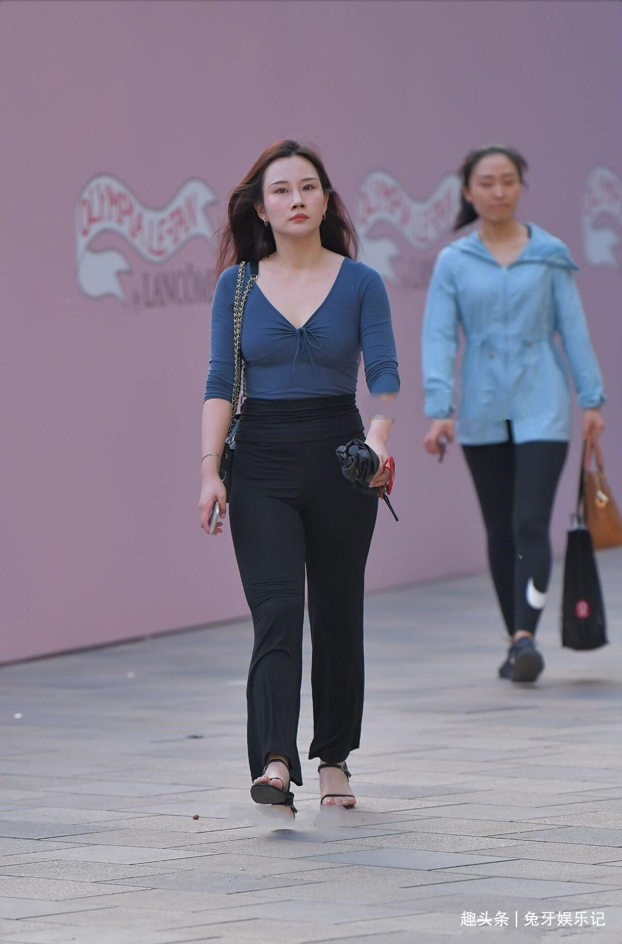 初秋的季节，妩媚又神秘的时尚搭配，看一看是你想要的吗