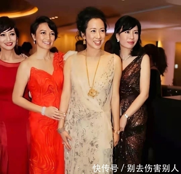 穿搭|朱玲玲私服真好看,海蓝色夹克搭半身裙显优雅,62岁一样有名媛范
