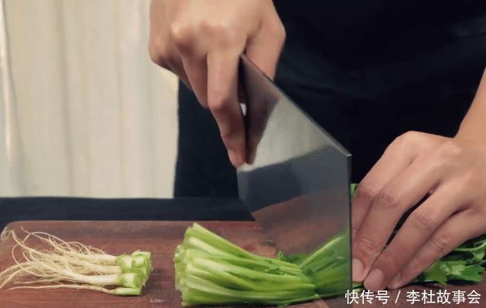 香菜的这样吃太美味,搭配豆腐和皮蛋一起煮,鲜香又营养,真解馋