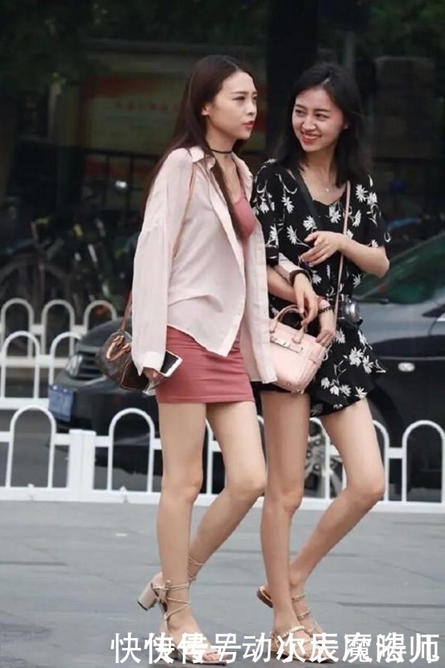 路人街拍，小姐姐一头酒红色的秀发，非常显眼