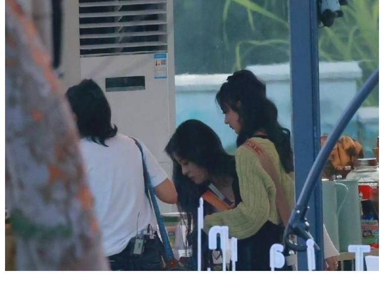 热心肠|姐妹情深!赵丽颖张碧晨录制中餐厅,期间颖宝贴心地帮她整理头发