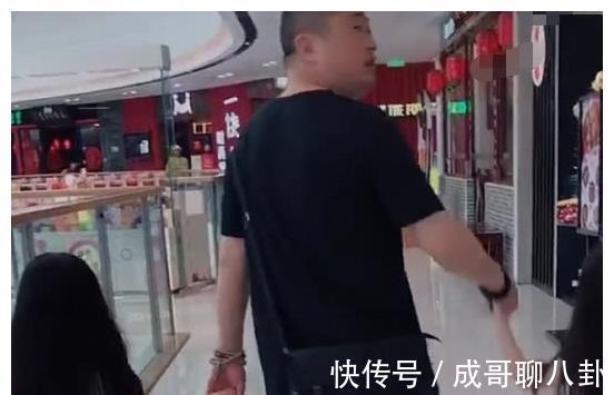 超拉风|“拉仇恨奶爸”带俩小情人逛街火了,那六亲不认的步伐超拉风