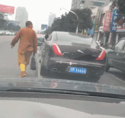 |搞笑GIF:设计师你出来 我保证不打你脸