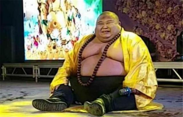 如来佛祖#男子因长得像弥勒佛走红,被富婆领回家“供养”,现状如何