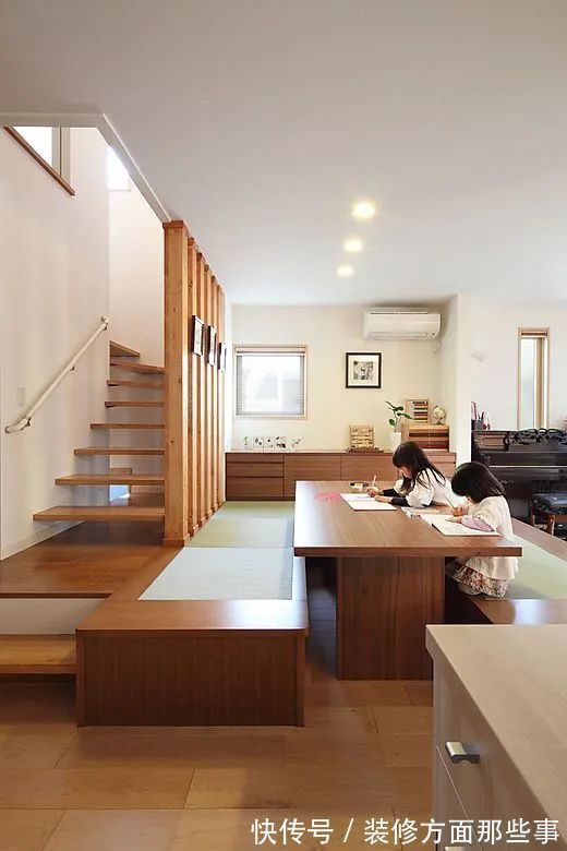 日本人|还是日本人更会省空间,楼梯下打榻榻米下沉做书房,实用性翻了2倍不止