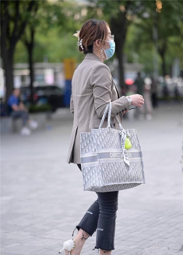 铆钉|尖头细跟铆钉凉鞋，身材和服装不同，呈现出不同的时尚味道