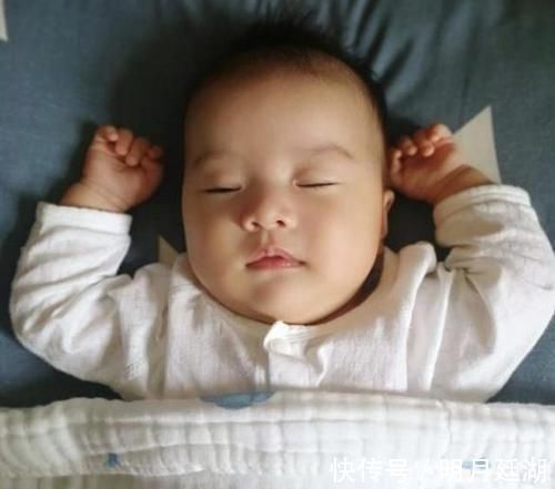背部|宝宝“投降式”睡姿火了,背后原因却很少人知道,宝妈提前了解
