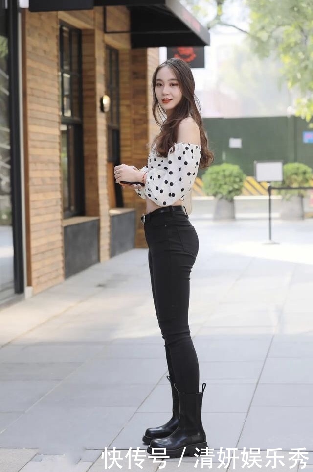 现流行一种新穿法,叫做“牛仔裤+马丁靴”,时髦修身两不误!