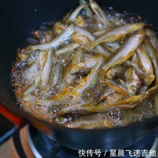 毛豆|香辣毛豆米炒小鱼干，看起来好开胃的样子